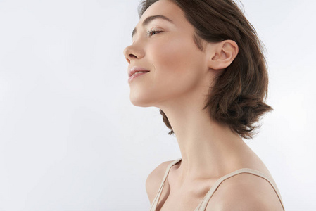 白衣美女的侧面照片