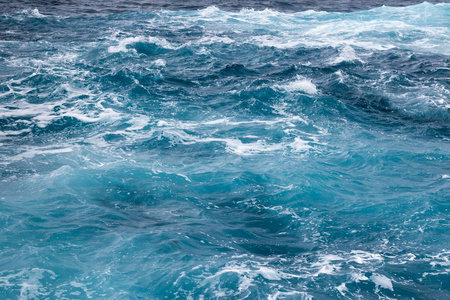 碧绿蓝蓝的海浪,俯视.照片