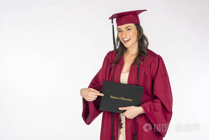美丽的黑发模特毕业后拿着毕业证书在白色背景下摆姿势