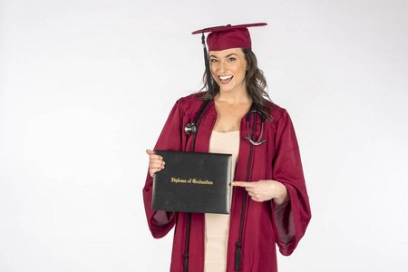 拿着毕业证书的毕业小女孩图片