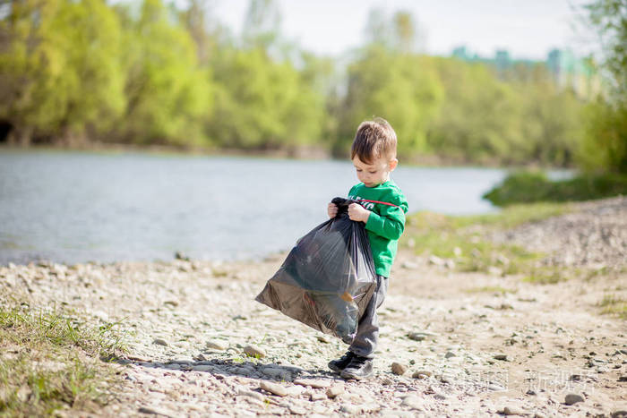 环保理念一个收集垃圾和垃圾的小男孩