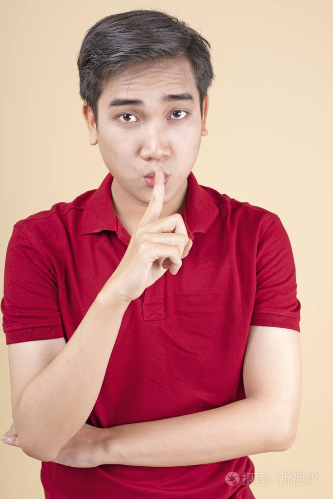 亚洲年轻帅气开朗的男生用手势