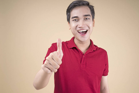 帅气的男生亚洲年轻帅气开朗的男生,用手势照片