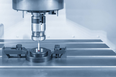 数控铣接触式探头安装在数控铣床上.照片