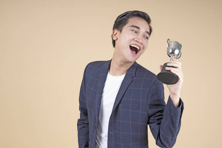 男生疼苦表情亚洲年轻英俊开朗的男生,有手势和表情照片