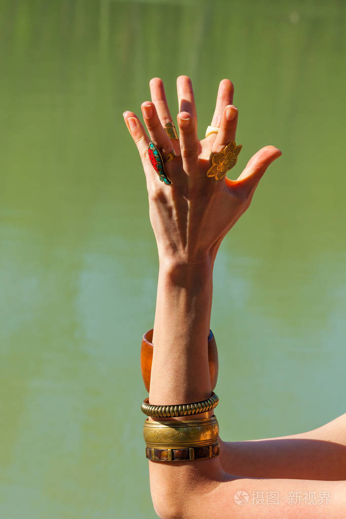 妇女手在摩陀手势练习瑜伽冥想特写