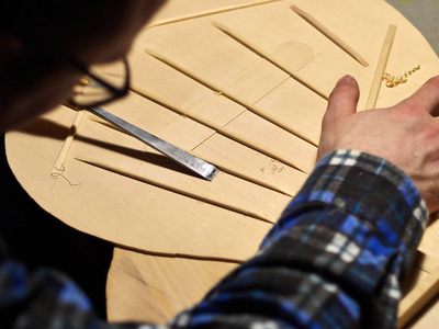 制作古典吉他的过程.照片