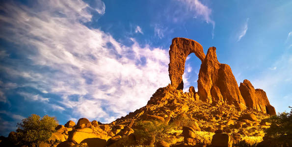 乍得ennedi aka window arch高原岩层照片