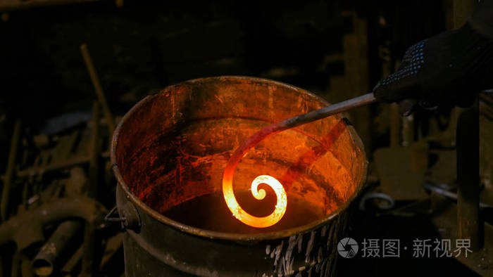 锻造闸门铁匠淬火热铁件