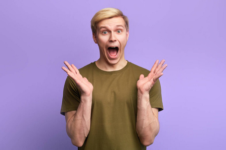 表情古怪的人,听到可怕的消息害怕照片