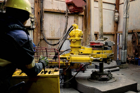 海洋石油钻工在井口平台准备油气井射孔工具和设备.组装钻杆接头.