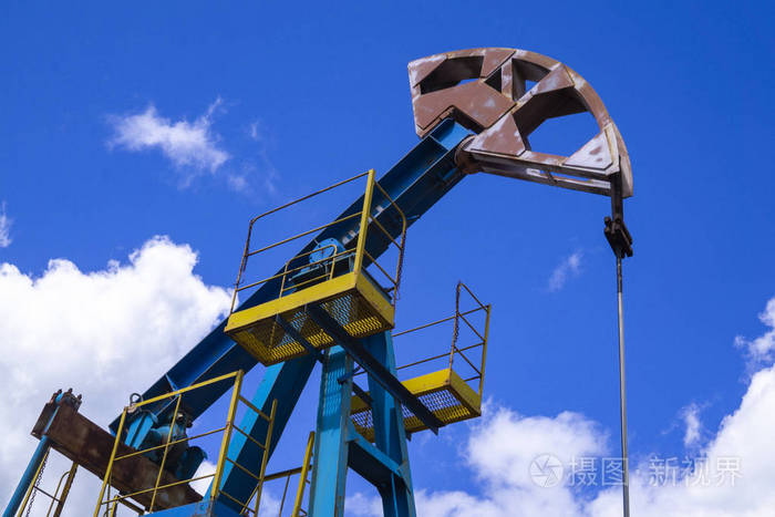 油泵石油钻机能源石油工业机械.安装在井上的泵.油田设备.