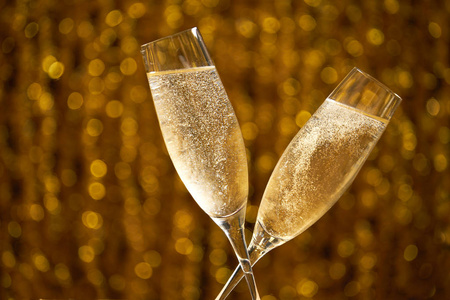 半秒两杯香槟酒,背景金黄色照片