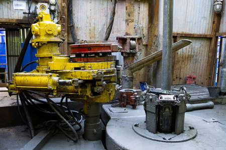 海洋石油钻工在井口平台准备油气井射孔工具和设备.组装钻杆接头.