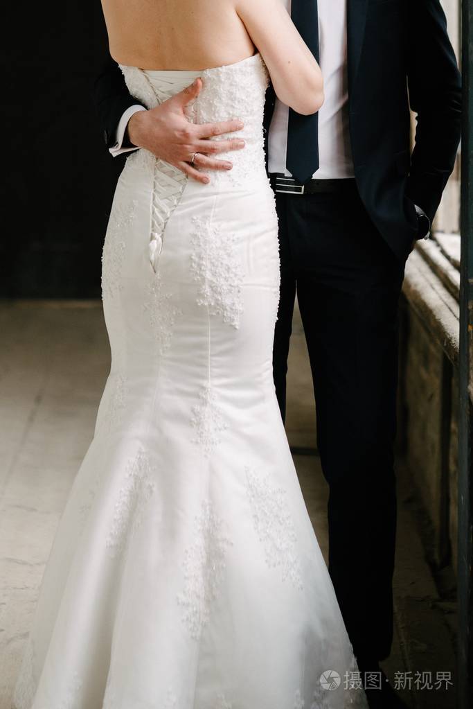 西装革履的新郎抱着穿着婚纱的新娘