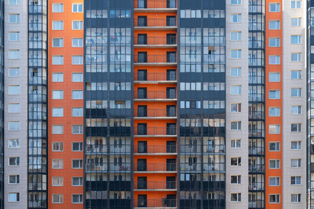 一座新的多层住宅楼的正面.现代城市建筑照片