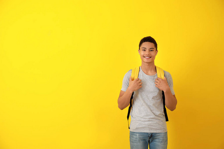 彩色背景的非裔美国少年男孩照片