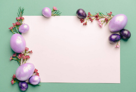 背景上画复活节彩蛋可爱的小孩子在家里画复活节彩蛋可爱的小孩子在家