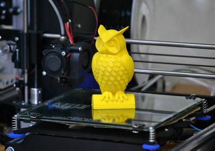 计算机主题打印机3d打印机打印黄色人物特写照片