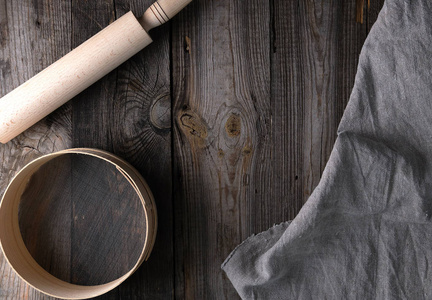 纺织餐巾上的新型木制擀面杖图片