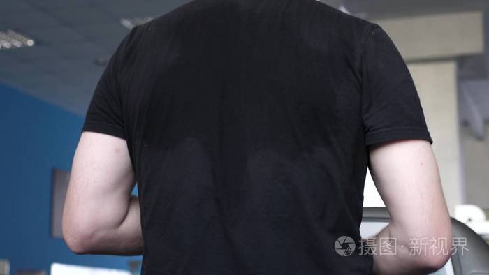 汗流浃背的男士们穿着t恤特写健身俱乐部的男人在散步通过步行来增强