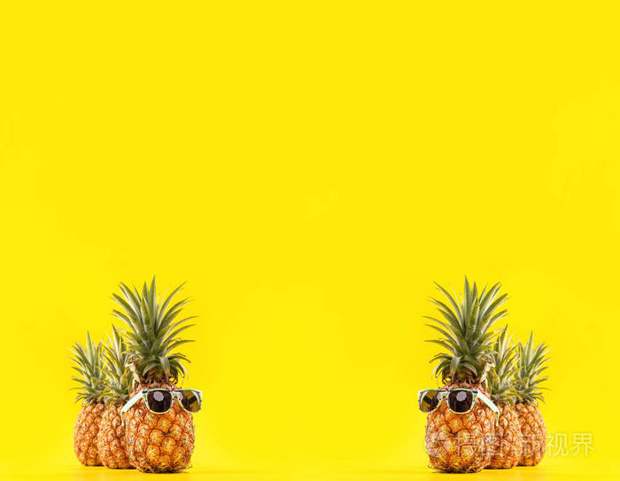 创意菠萝抬头太阳镜和贝壳隔离在黄色背景上暑假海滩创意设计图案临摹