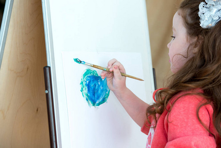 画画代表数学课4-5岁的小女孩用毛笔画画照片