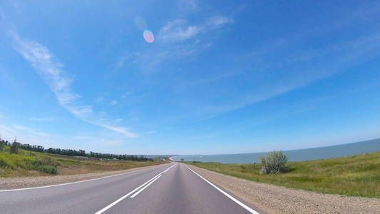 阳光明媚的南方乡村公路景色照片