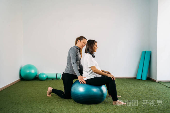 孕妇用coac做健身球和普拉提运动