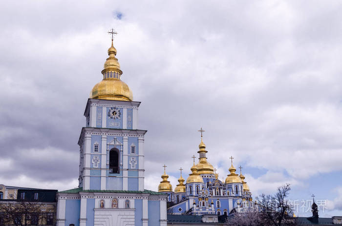 带有金色圆顶和十字架的东正教基督教大教堂圣迈克尔金色圆顶大教堂