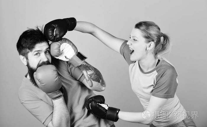 击倒和能量.夫妻拳击手套训练.与教练一起训练.运动装.战斗.
