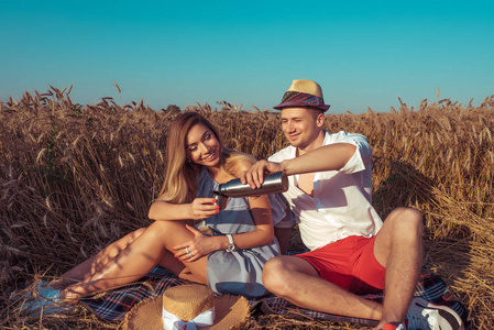 用热水瓶倒茶.周末休息.玩得开心,笑.乡村浪漫的生活方式.照片