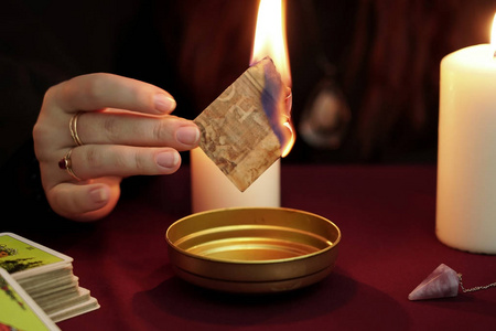 塔罗牌,紫水晶石,黑底白蜡烛.神秘,深奥,占卜和巫术观念照片