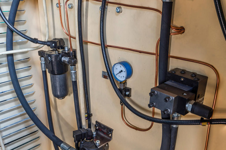 本机液压系统,液压管路中的油压,工业设备控制系统的维修.照片