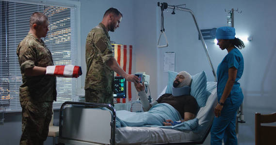 受伤士兵在医院领取荣誉勋章图片