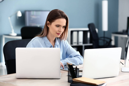 办公室女程序员图片