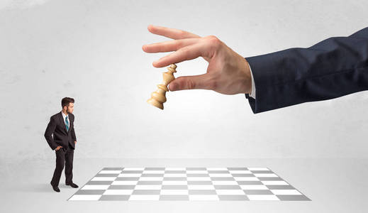 中有一些伟大的东西书写工具,计算机材料和数学书页在木制的桌子上