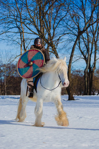 古代战场马穿古武士服骑大白马的人照片