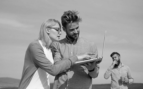 朋友们喜欢新鲜空气,继续工作.同事拿着笔记本电脑讨论计划.