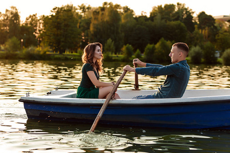 情侣划船图片