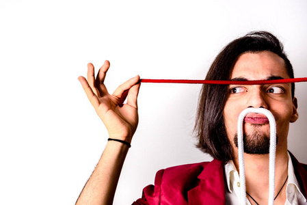 有趣的魔术师女孩年轻魔术师在白色背景上做出有趣手势的肖像照片