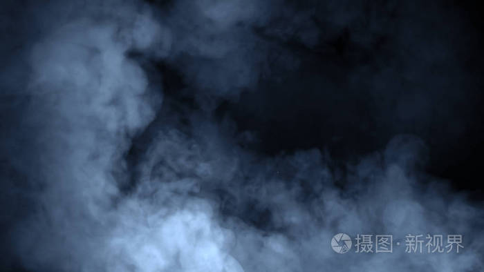 抽象的蓝色烟雾在黑色背景上移动。芳香疗法的概念
