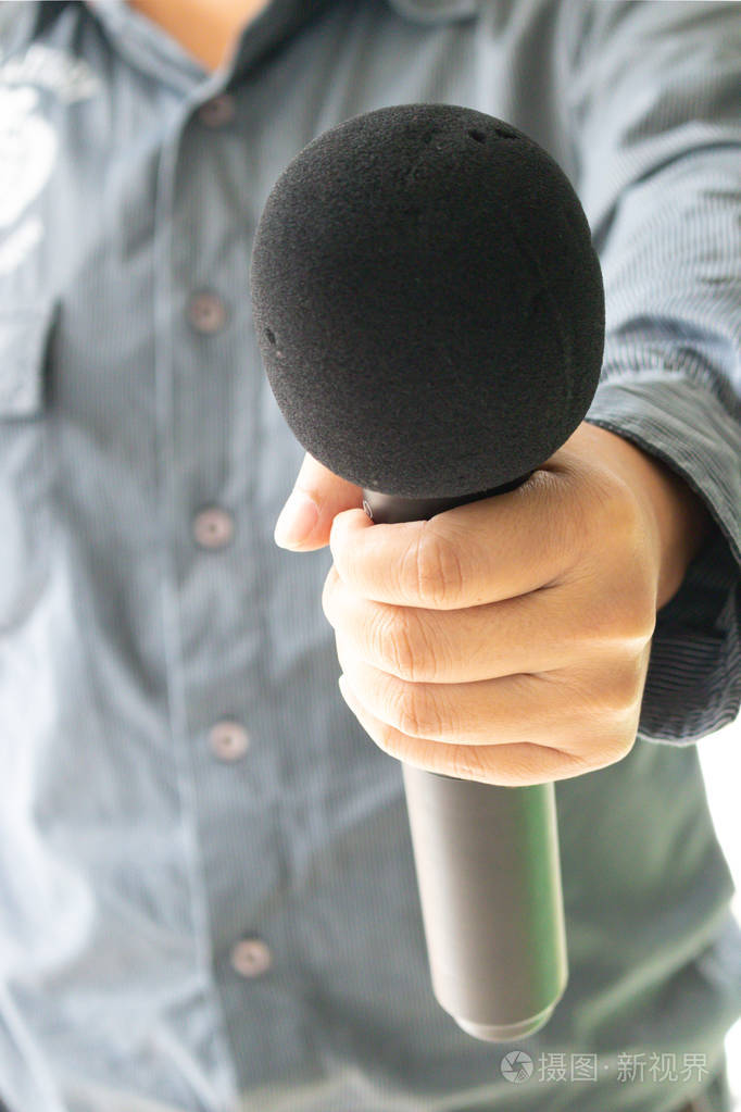 男人手里拿着黑色麦克风