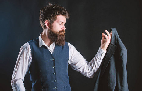 胡须男绅士.设计师定制西装.成熟的有胡子的时髦人士.男性正式时尚.