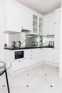 公寓明亮室内的现代白色厨房图片