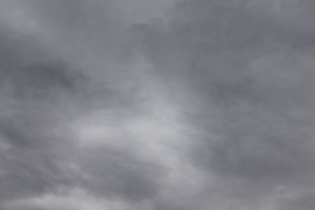 雷下雨灰蒙蒙的天空,下雨.地平线上的雷云,黑暗,灰色.照片