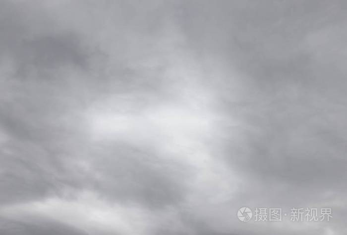 灰蒙蒙的天空,下雨.地平线上的雷云,黑暗,灰色.