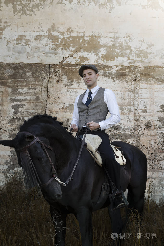 特写经典人物骑黑马