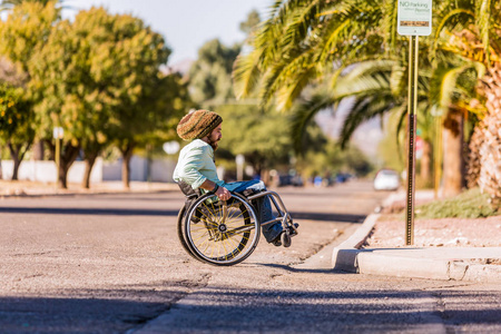 坐轮椅的人接近城市的路边图片