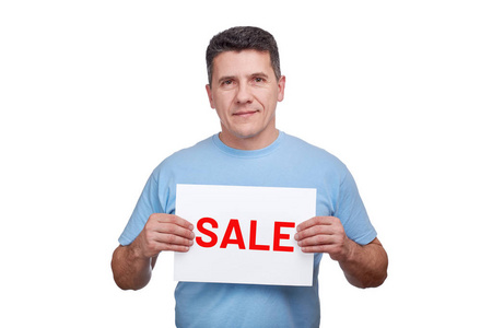 老人双手拿着一张空白的纸,微笑着.照片